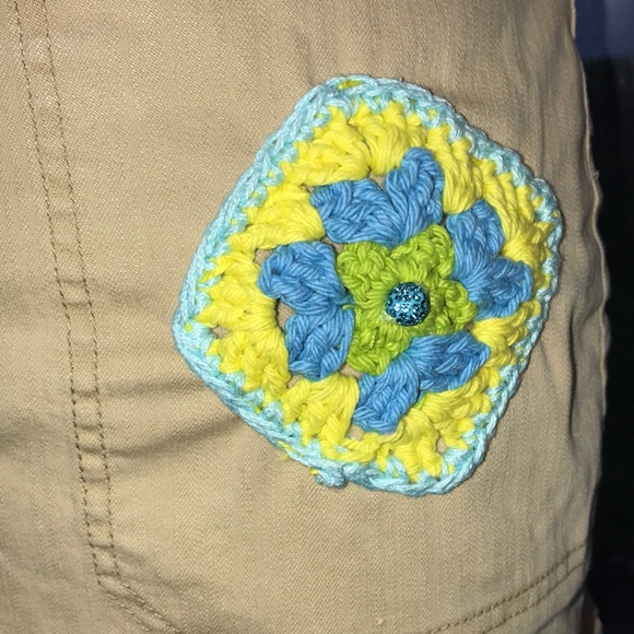 Women’s UPCYCLED EUC Sz 9 HAND CRAFTED, CROCHETED Chic Tan with Blue Crochet - Picture 3 of 16